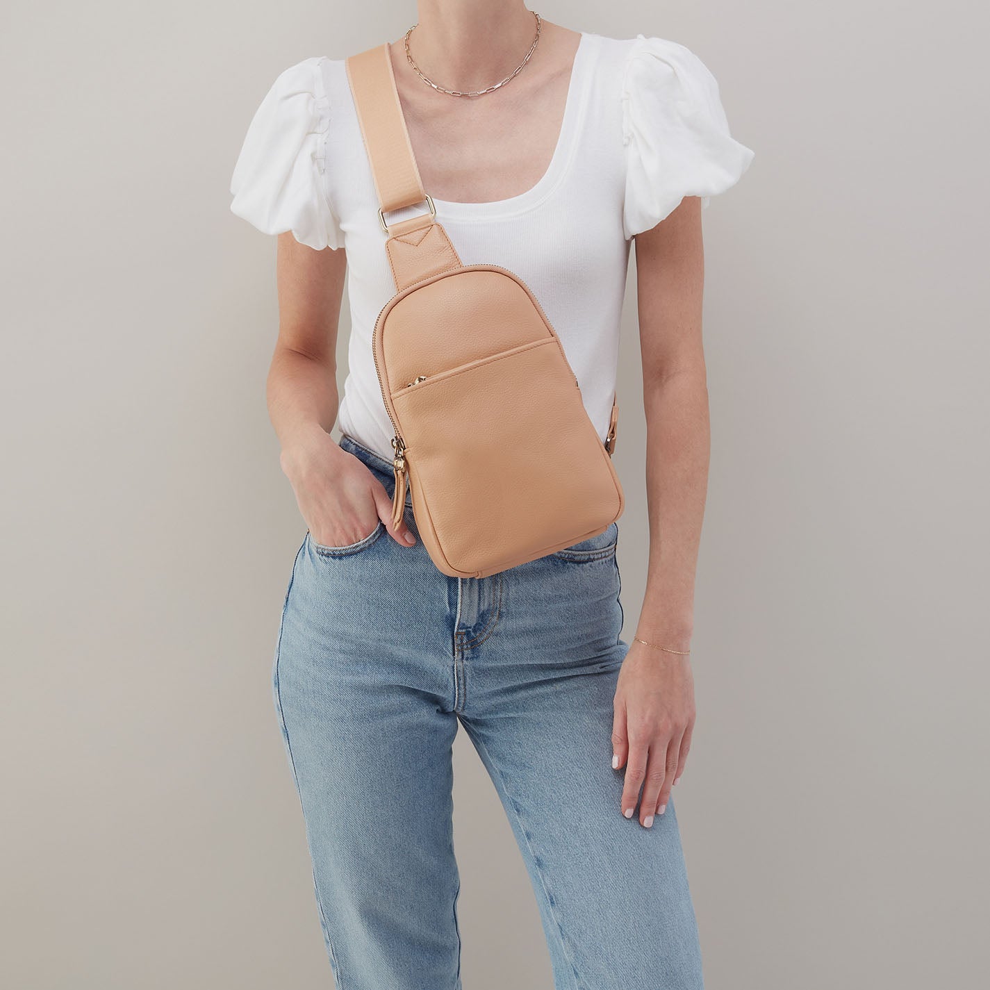 Cass Sling In Pebbled Leather – Porcini - HOBO