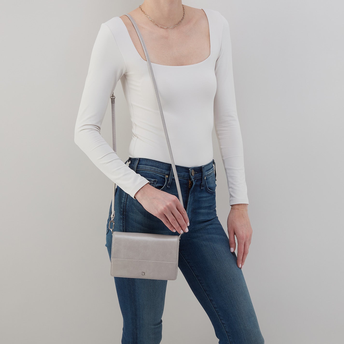 Jill Crossbody In Polished Leather – Light Grey - HOBO