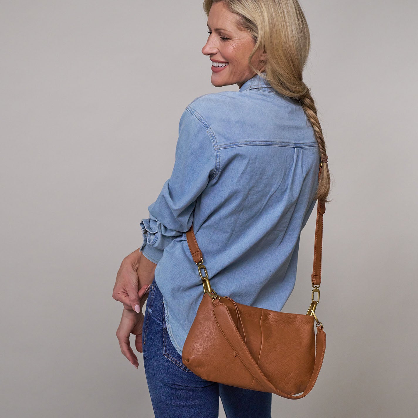 Advance Shoulder Bag In Pebbled Leather – Warm Honey - HOBO