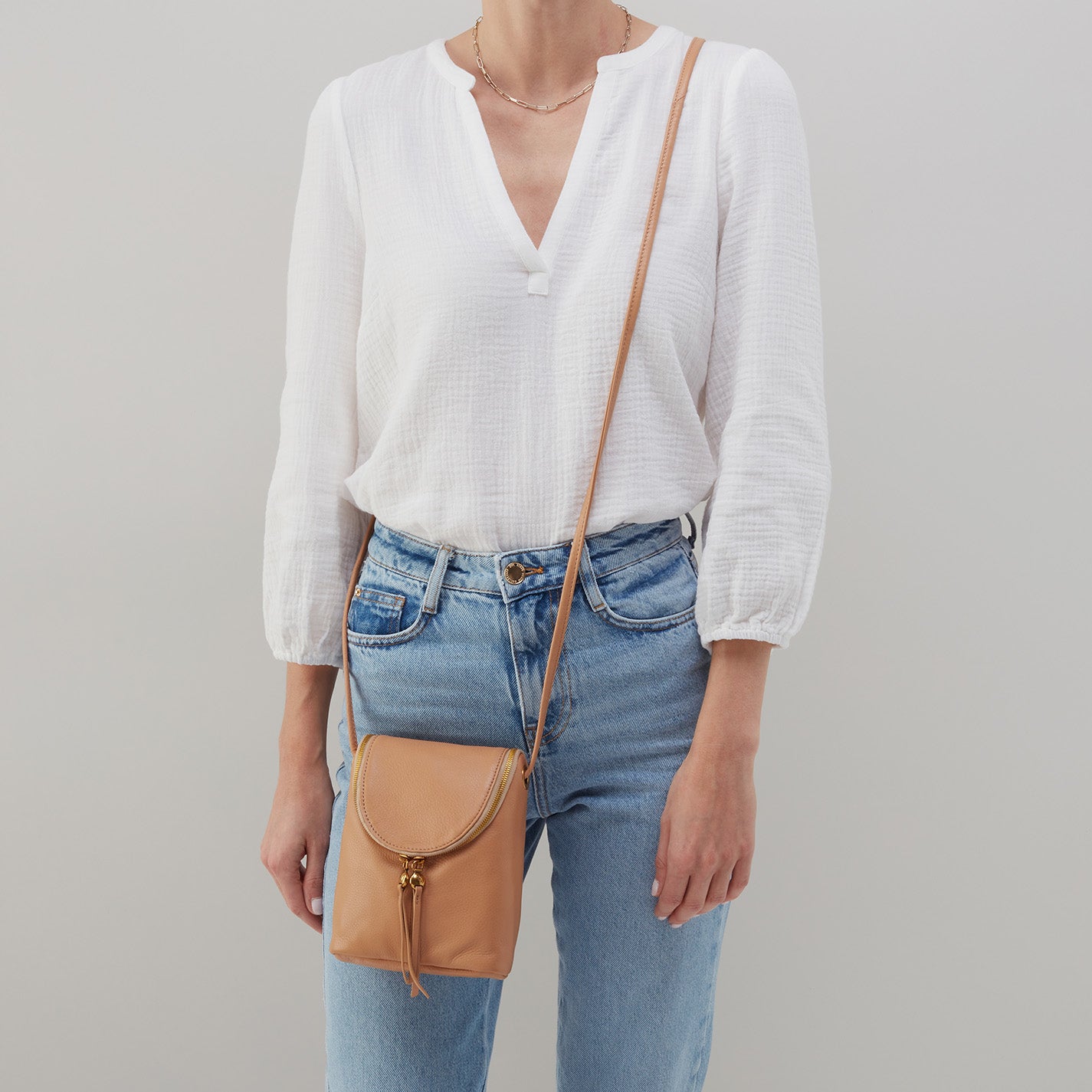 Fern Crossbody In Pebbled Leather – Sandstorm - HOBO