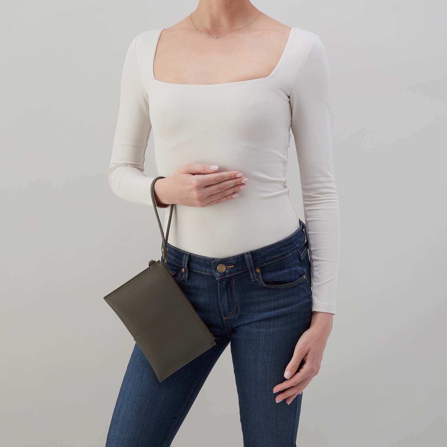 Vida Small Pouch in Micro Pebbled Leather – Desert Palm - HOBO