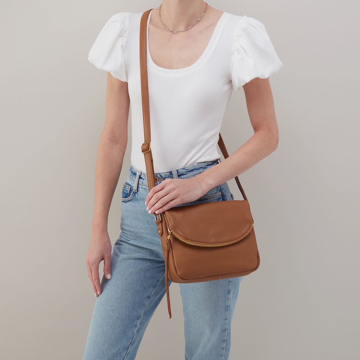 Fern Messenger Crossbody In Pebbled Leather – Warm Honey - HOBO