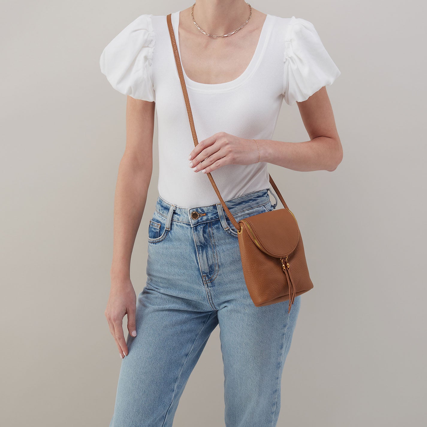 Fern Crossbody in Pebbled Leather – Warm Honey - HOBO