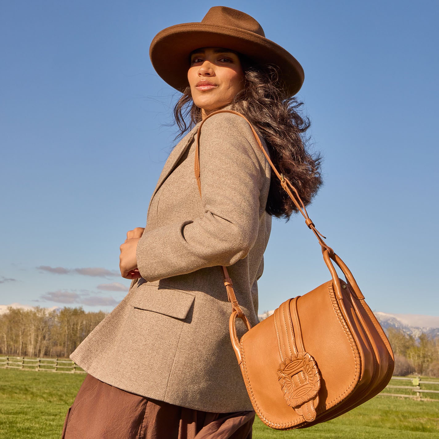 Kiva Large Crossbody in Washed Leather – Harvest Wheat - HOBO