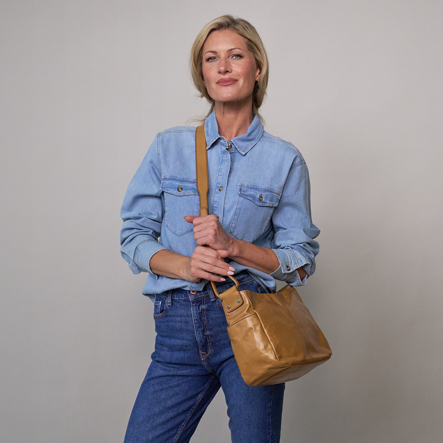 Sheila Crossbody In Polished Leather – Natural - HOBO