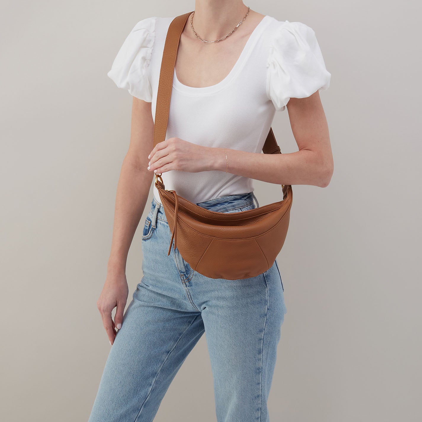 Carmen Sling In Pebbled Leather – Warm Honey - HOBO