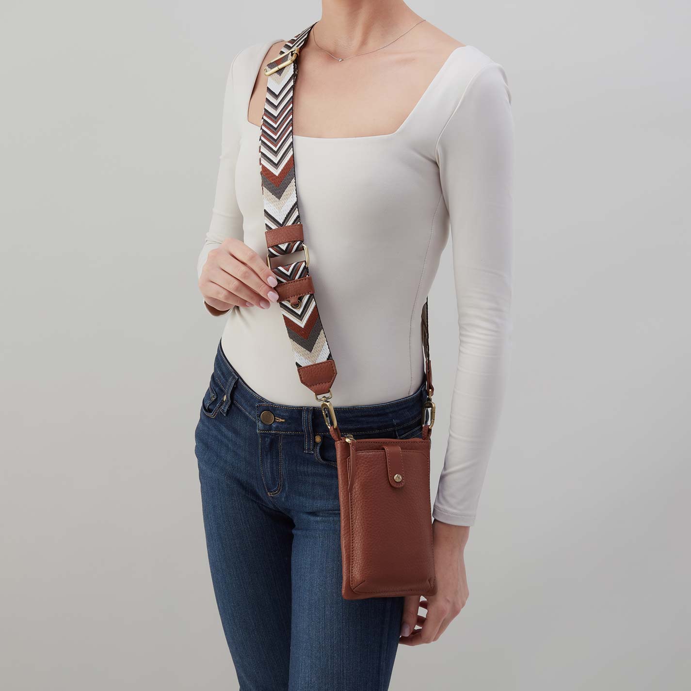 Cass Phone Crossbody in Pebbled Leather – Bridle Brown - HOBO