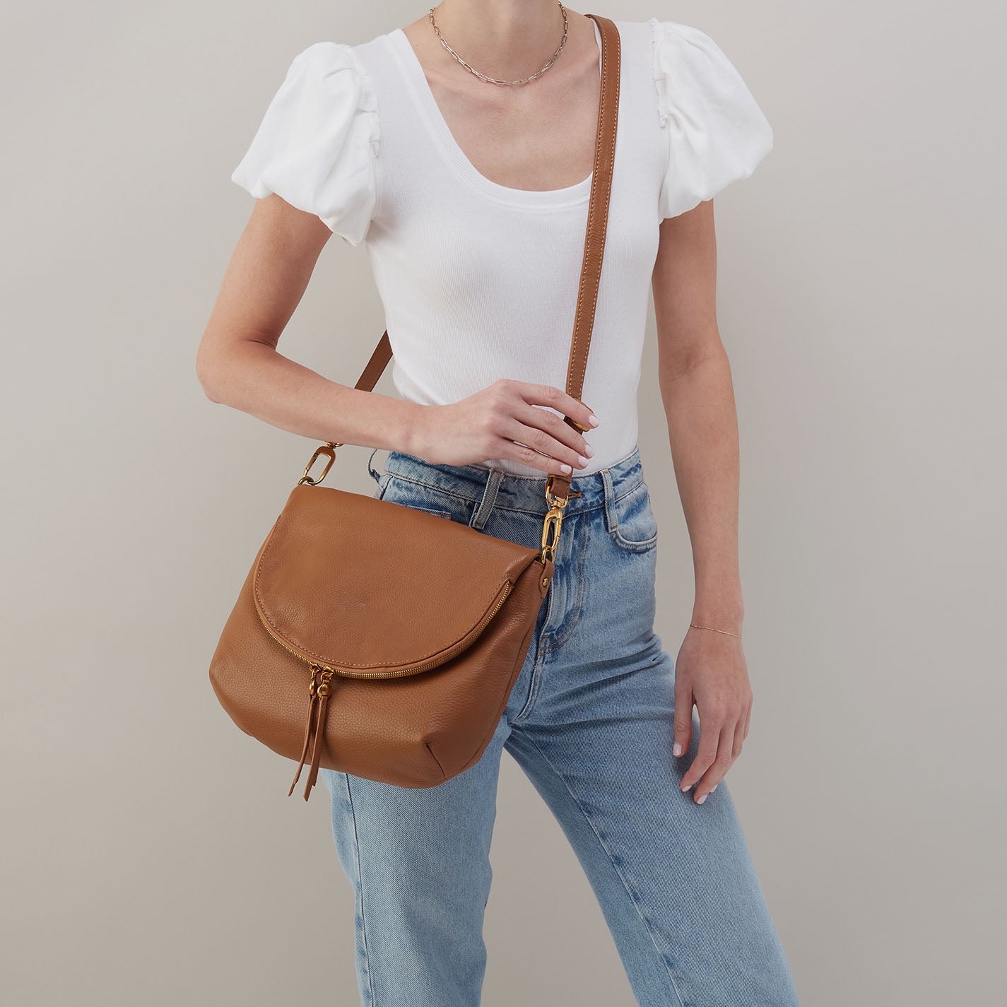 Fern Foldover Messenger In Pebbled Leather – Warm Honey - HOBO