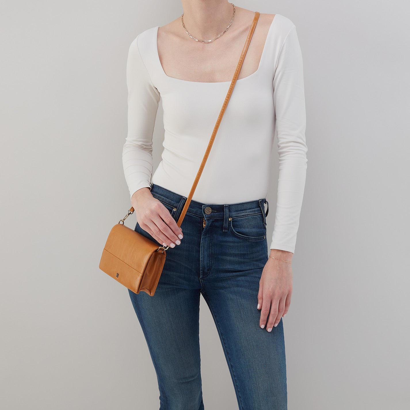 Jill Crossbody In Polished Leather – Natural - HOBO