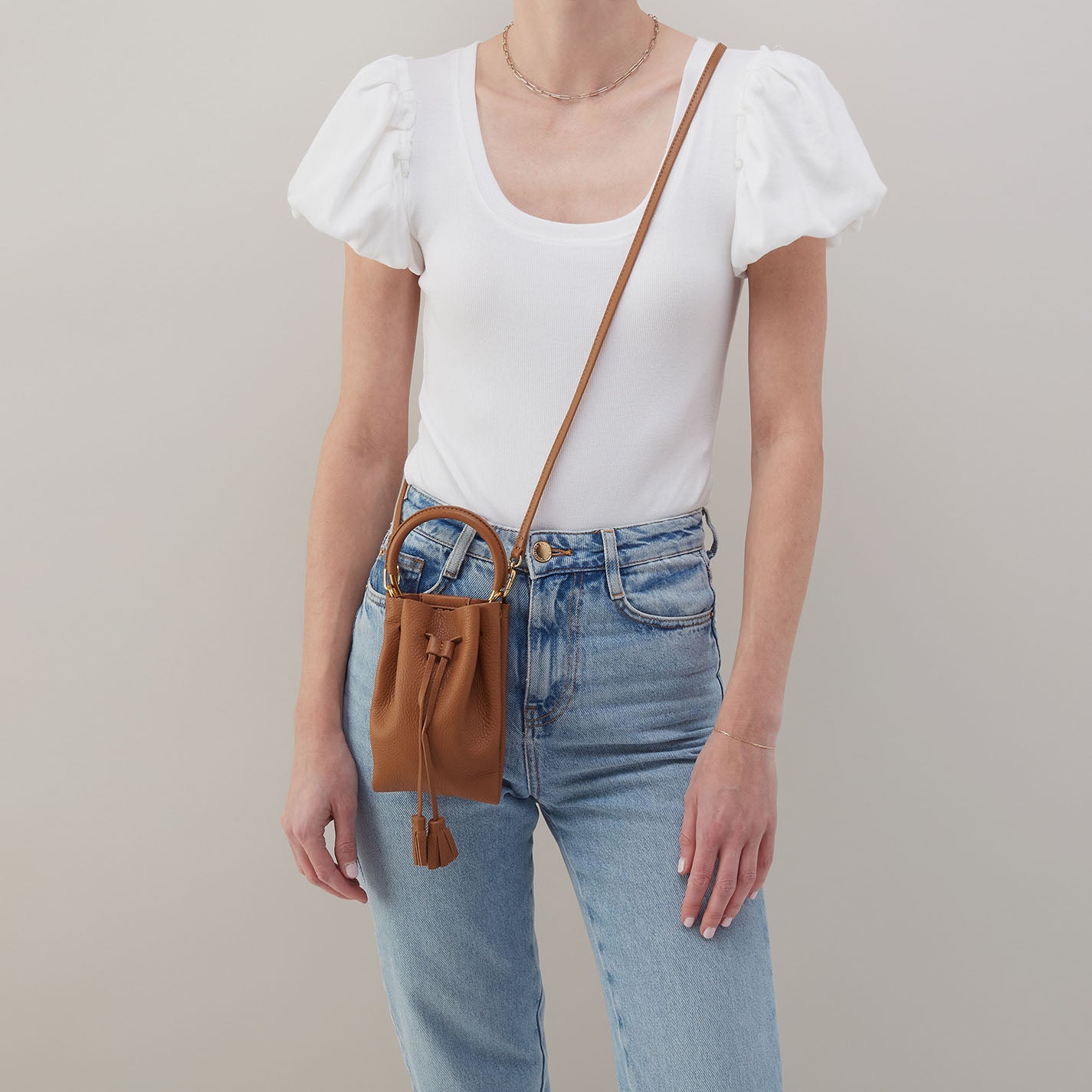 Eden Phone Crossbody In Pebbled Leather – Warm Honey - HOBO