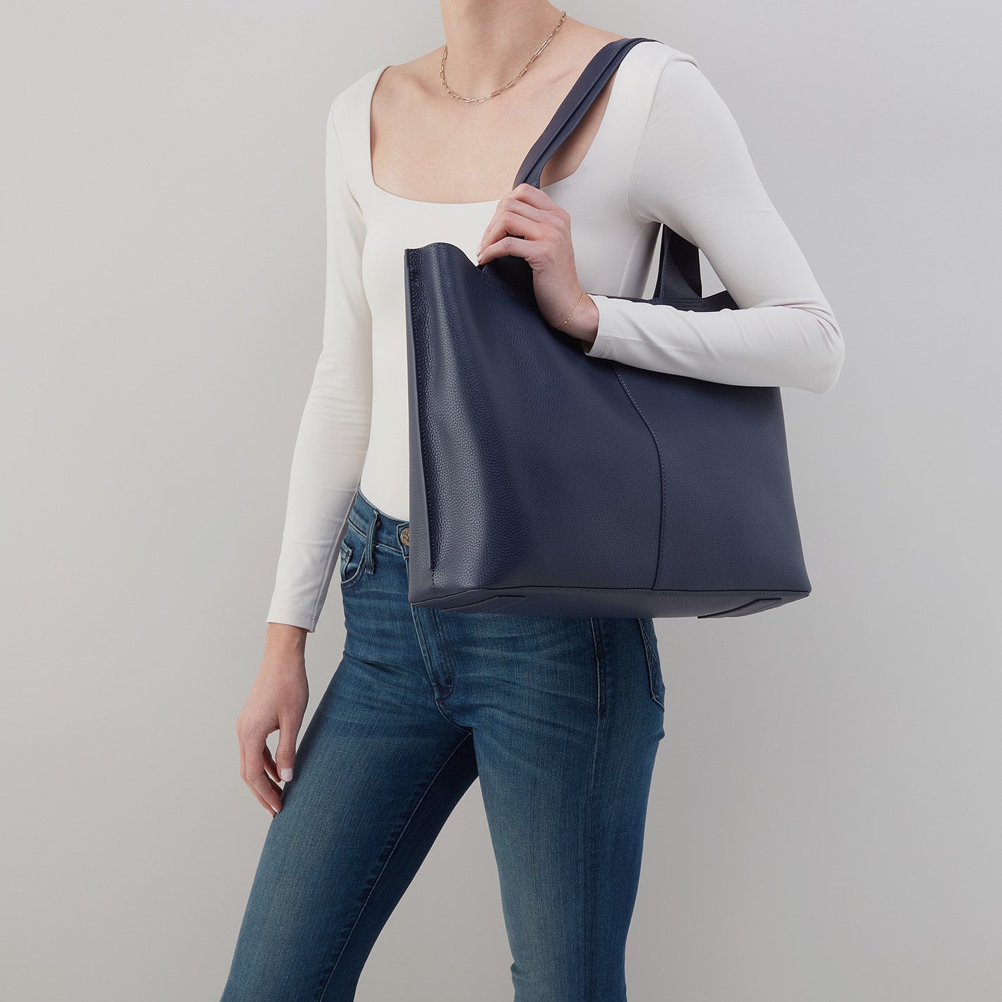 Vida Large Tote In Micro Pebbled Leather – Mood Indigo - HOBO