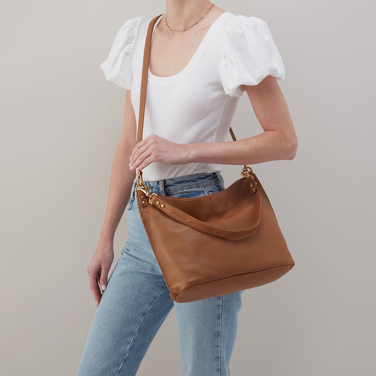 Pier Shoulder Bag in Pebbled Leather – Warm Honey - HOBO