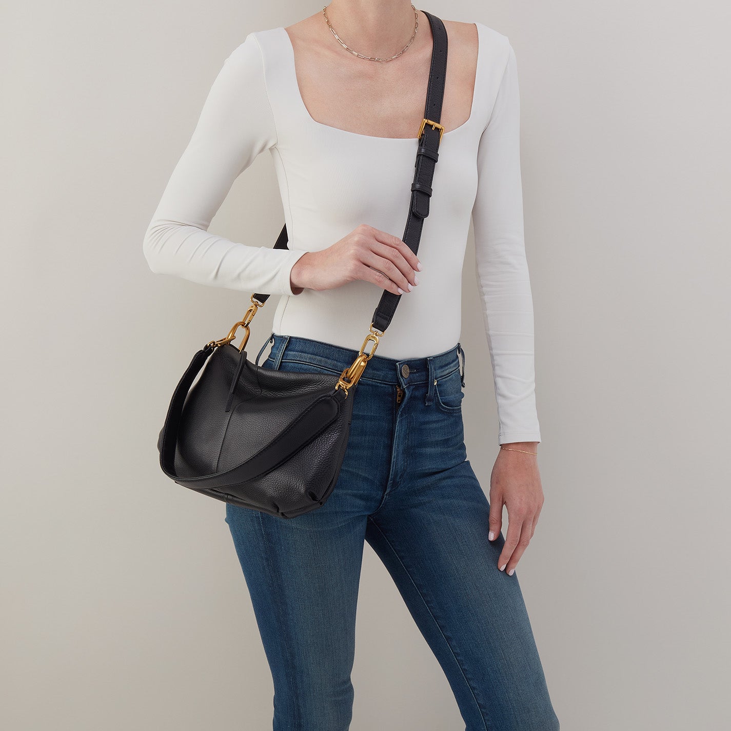 Advance Shoulder Bag in Pebbled Leather – Black - HOBO