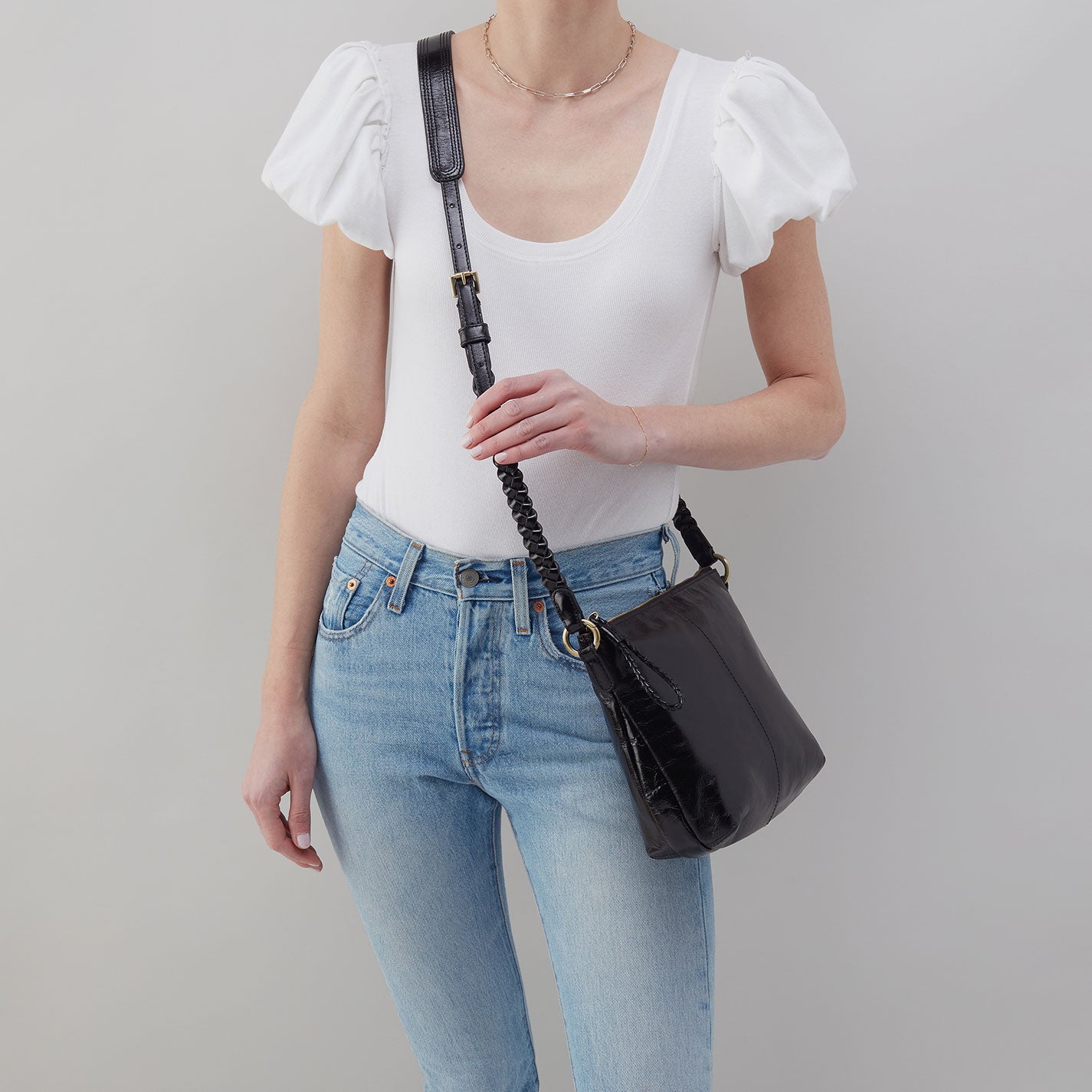 Lasso Medium Crossbody in Polished Leather – Black - HOBO
