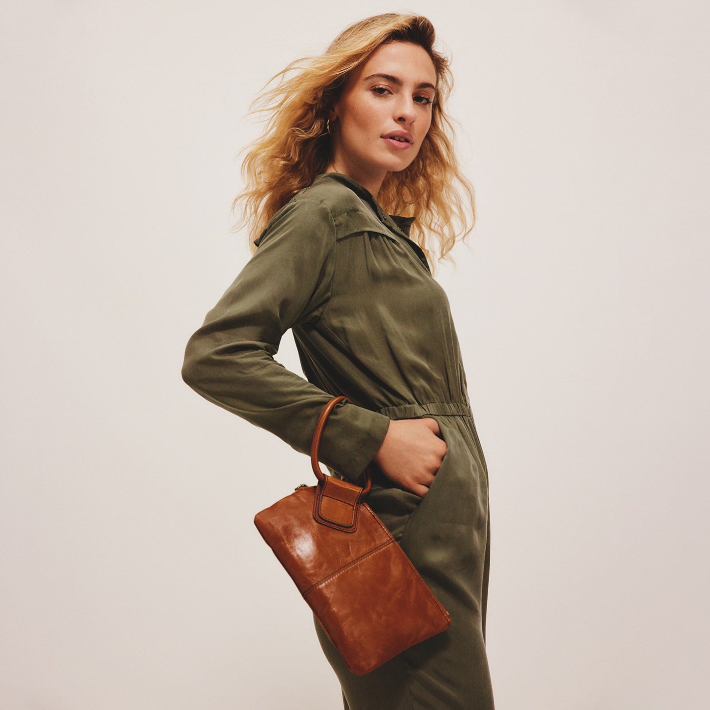 Sable Wristlet in Polished Leather – Truffle - HOBO