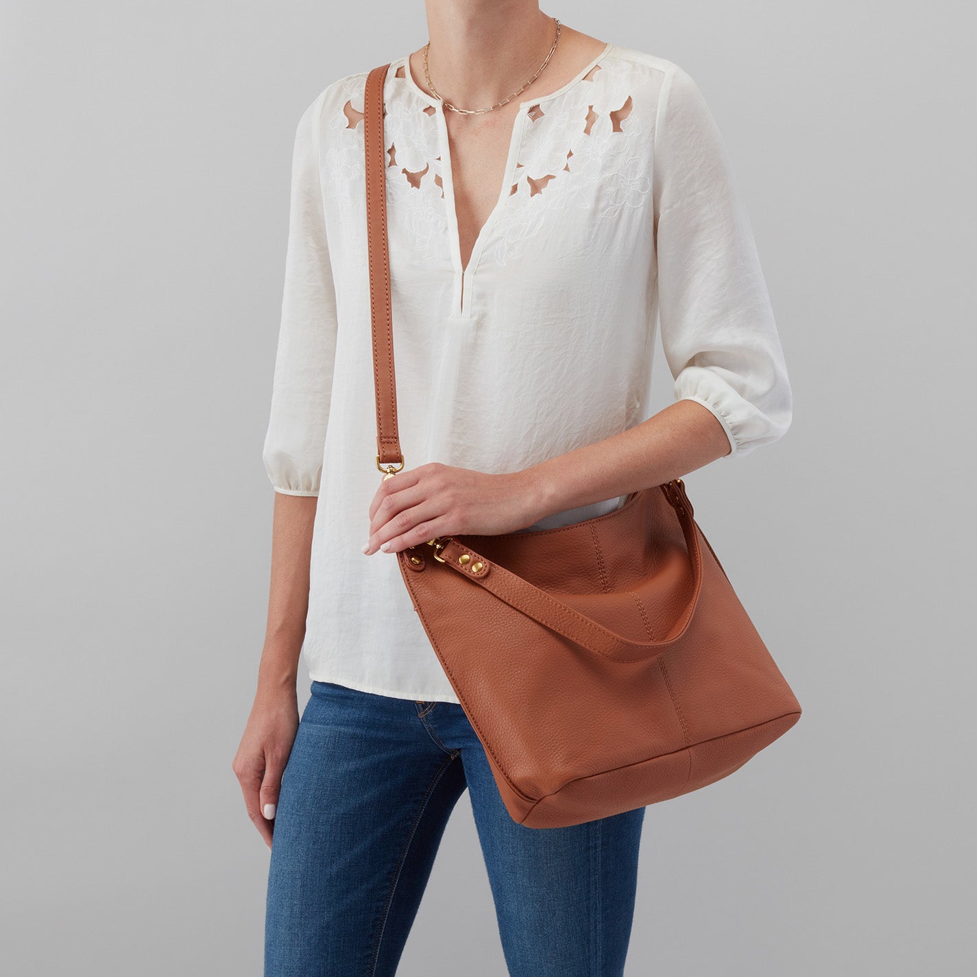 Pier Shoulder Bag in Pebbled Leather – Cashew - HOBO