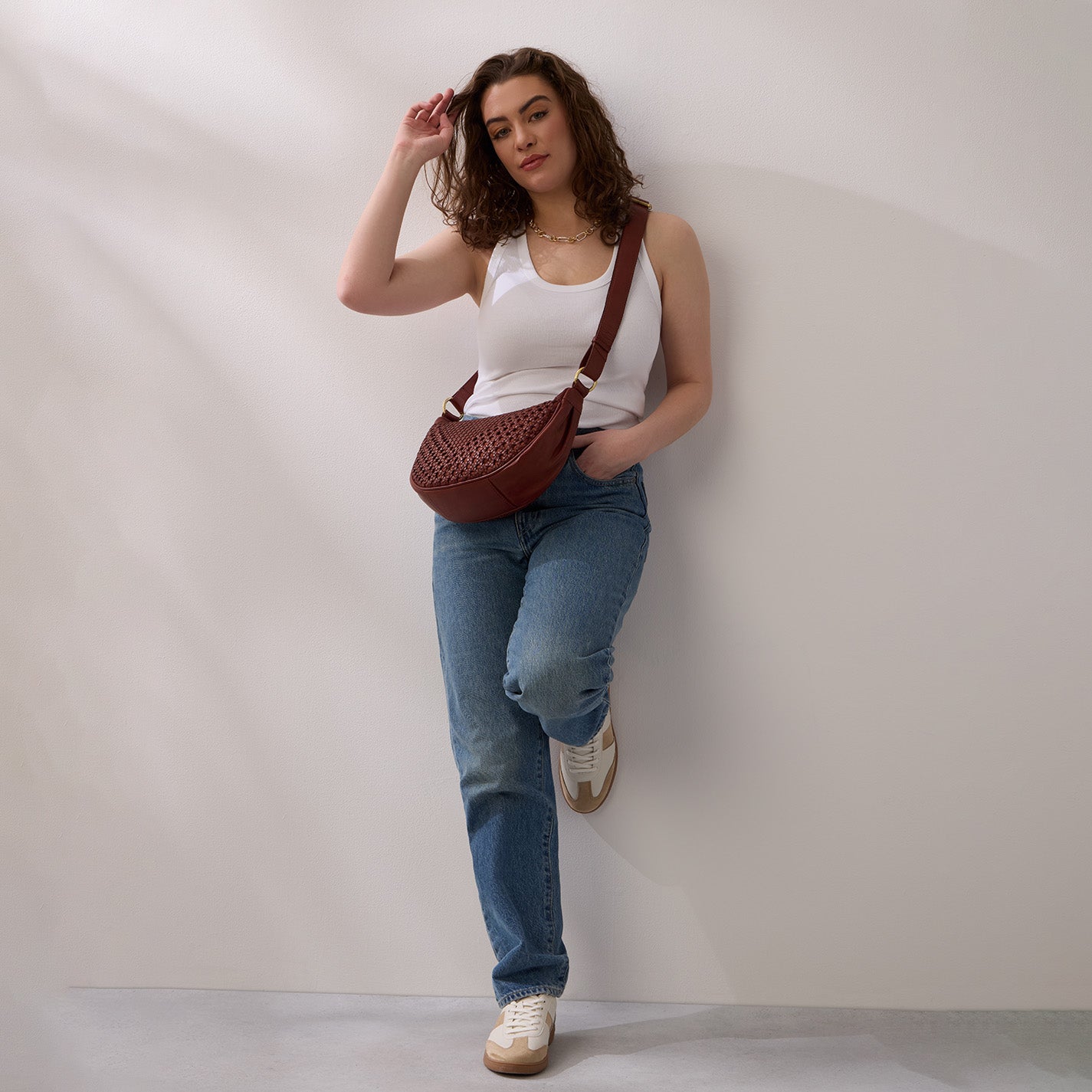 Hazel Sling In Woven Leather – Chestnut - HOBO