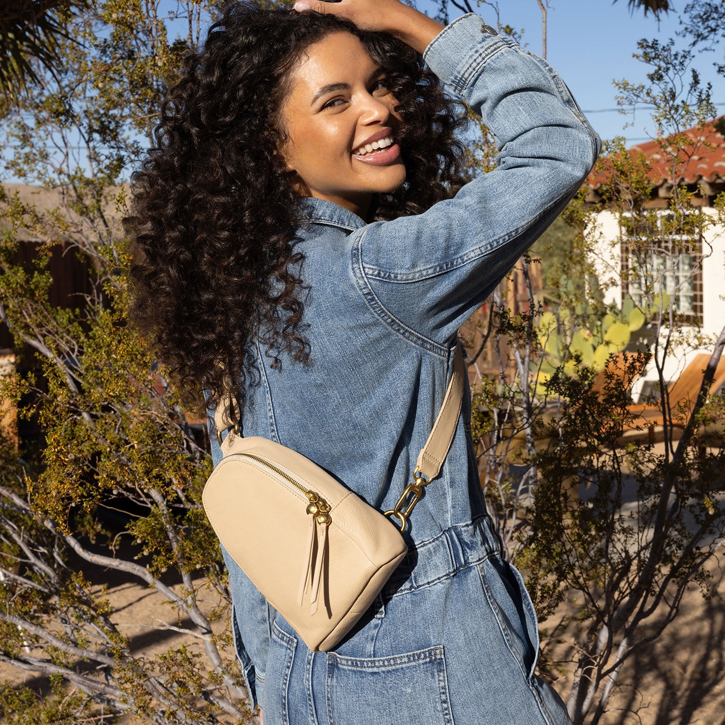 Fern Sling In Pebbled Leather – Linen - HOBO