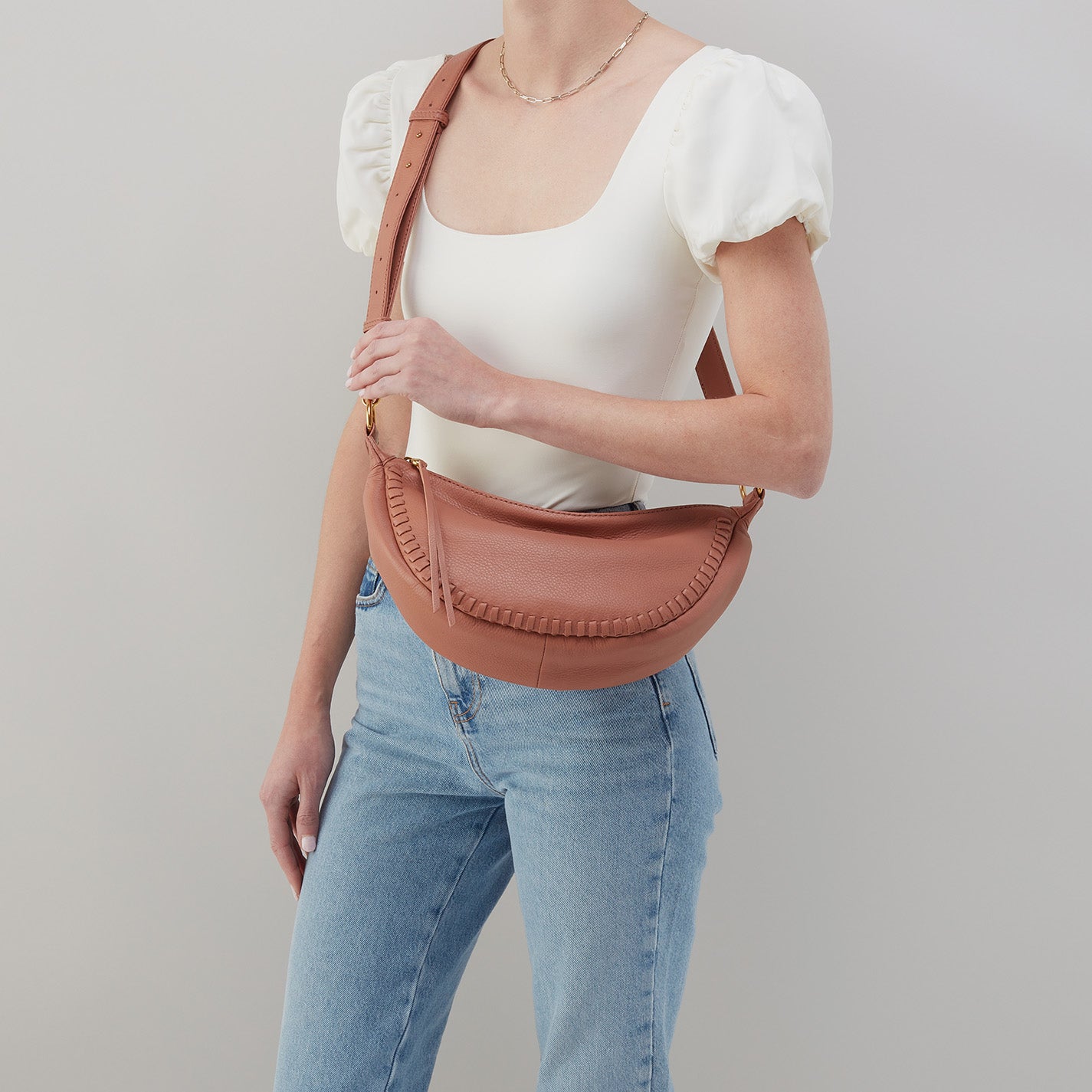 Knox Sling In Pebbled Leather – Cork - HOBO