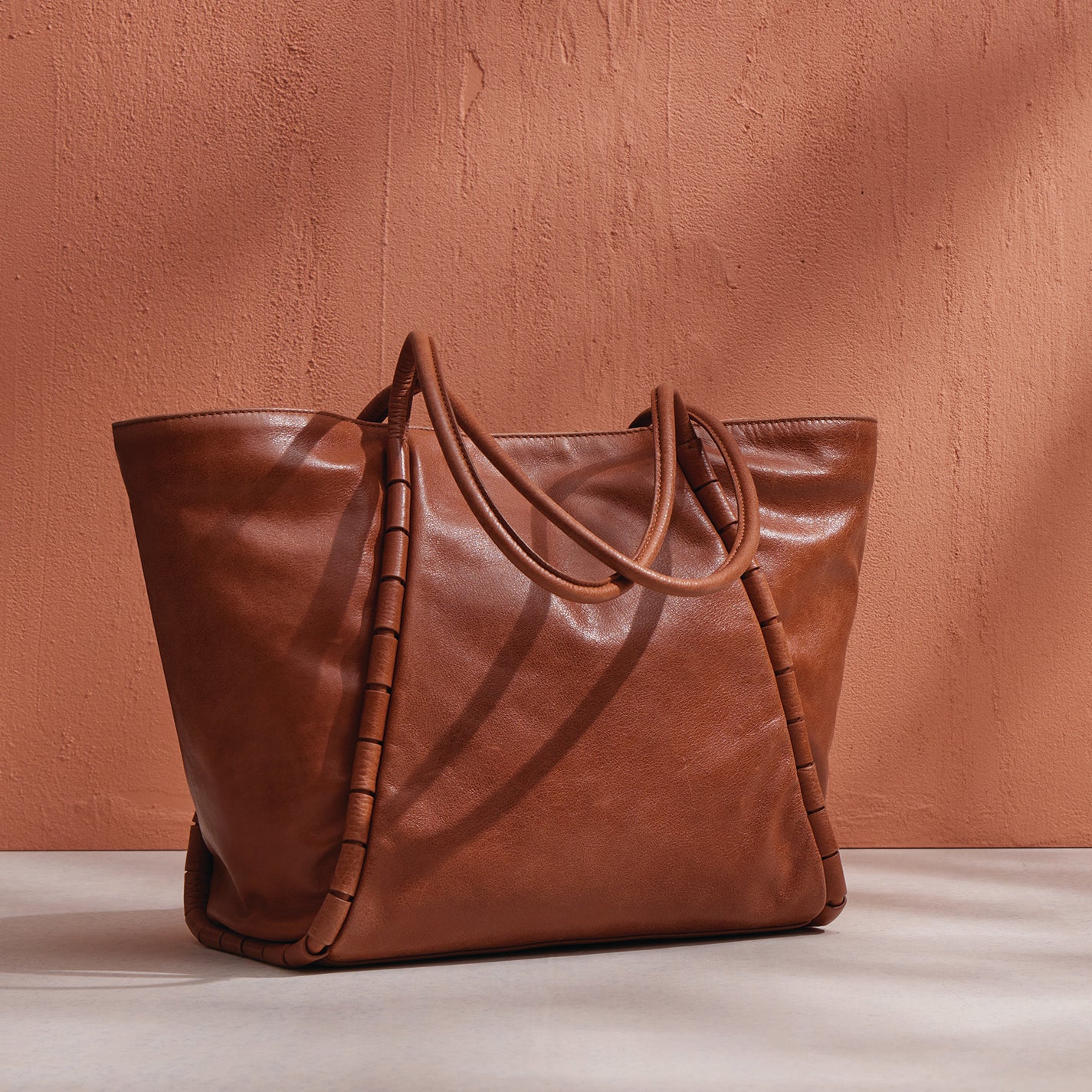 Phoebe Tote In Smooth Leather – Saddle - HOBO