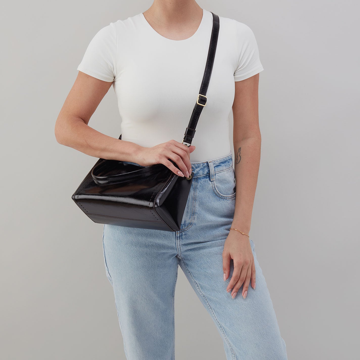 Seneca Shoulder Crossbody in Polished Leather – Black - HOBO