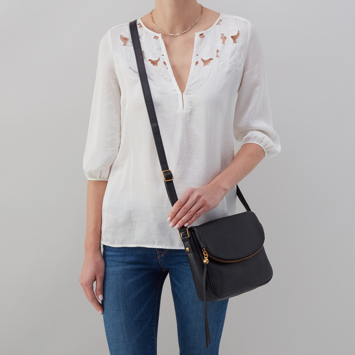 Fern Messenger Crossbody In Pebbled Leather – Black - HOBO