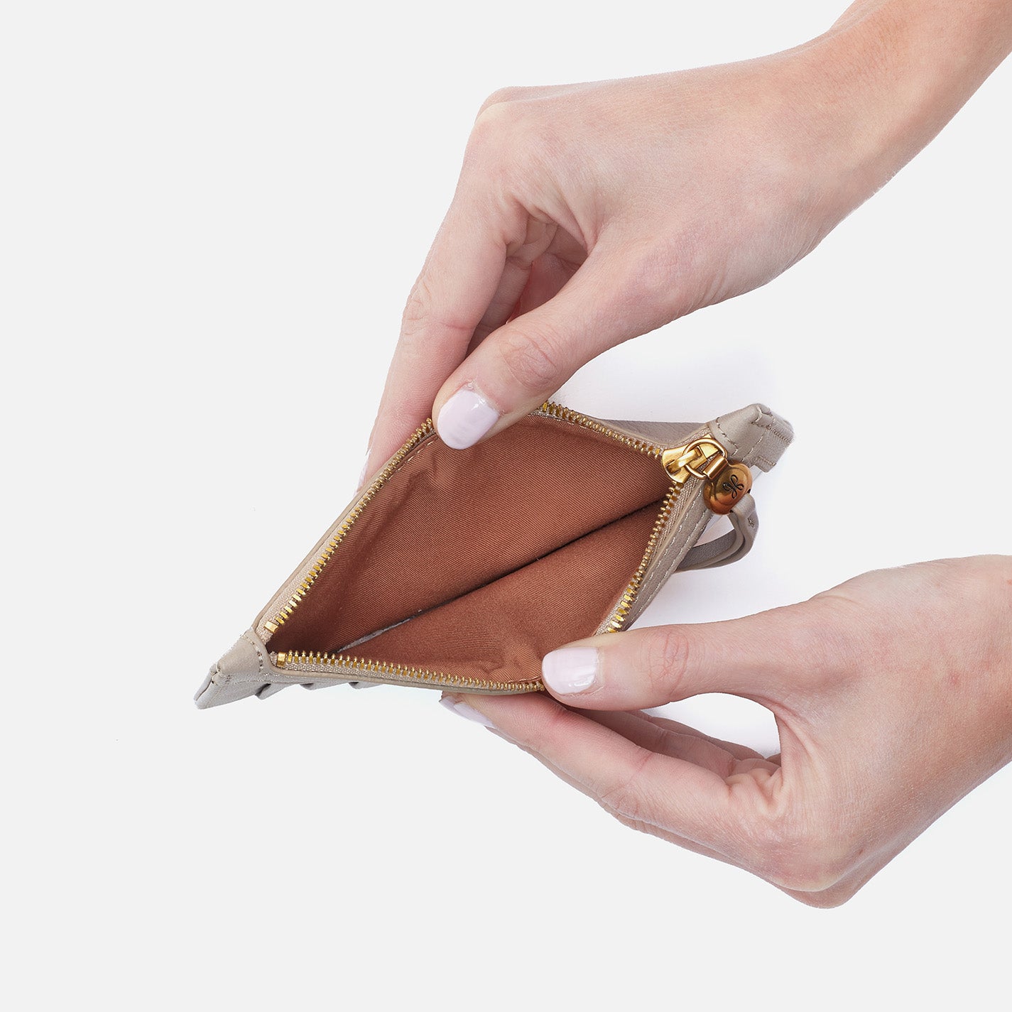 Carte Card Case in Pebbled Leather – Taupe - HOBO