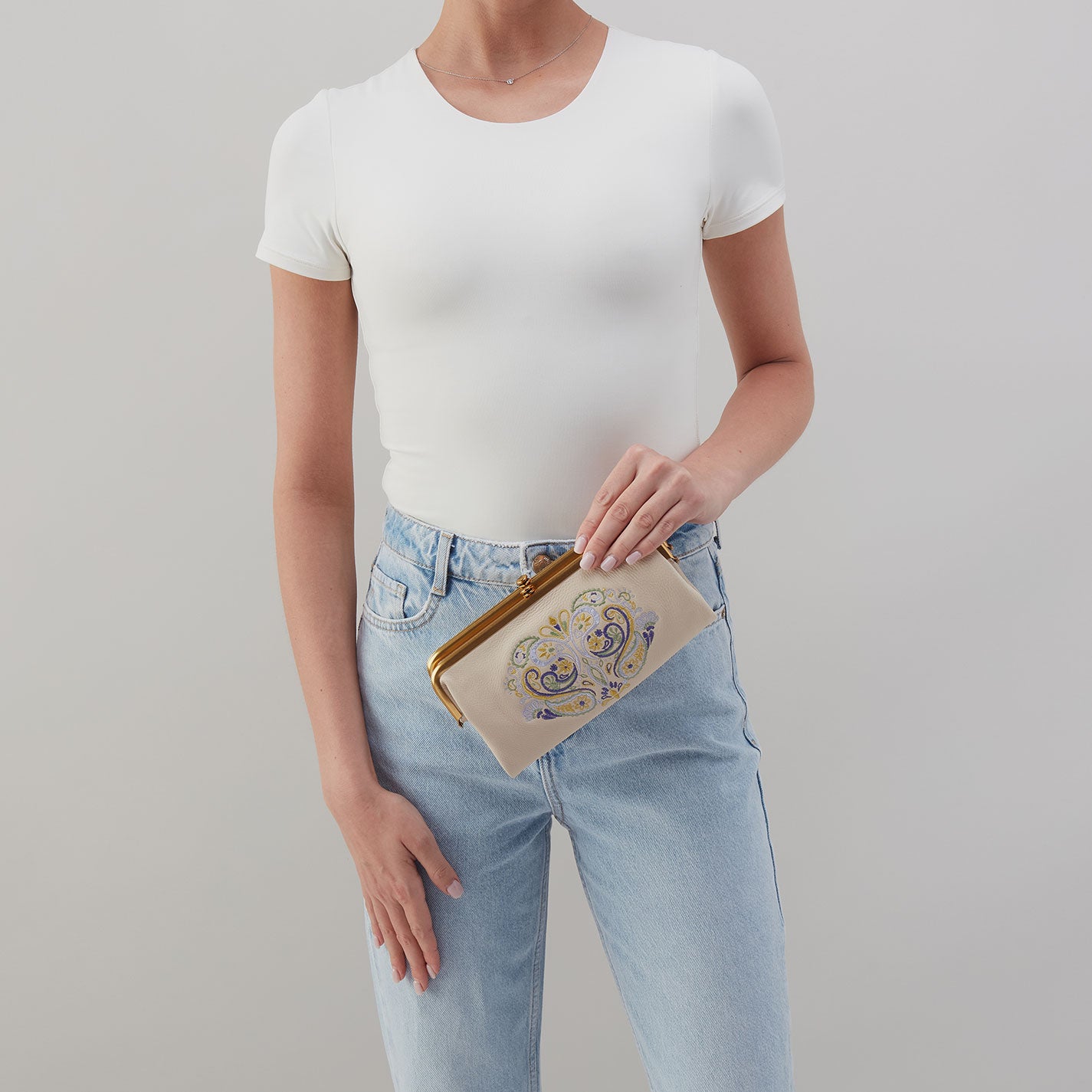 Lauren Clutch-Wallet In Pebbled Leather – Birch - HOBO