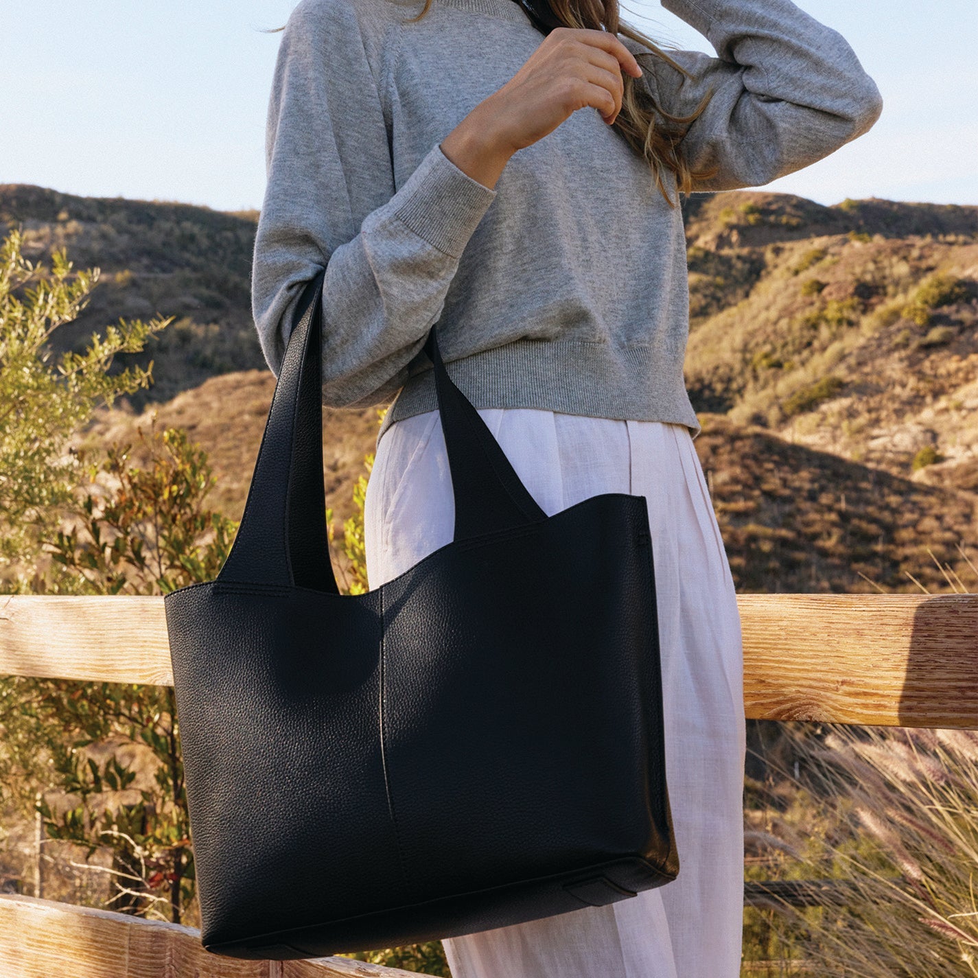 Vida Tote in Micro Pebbled Leather – Black - HOBO