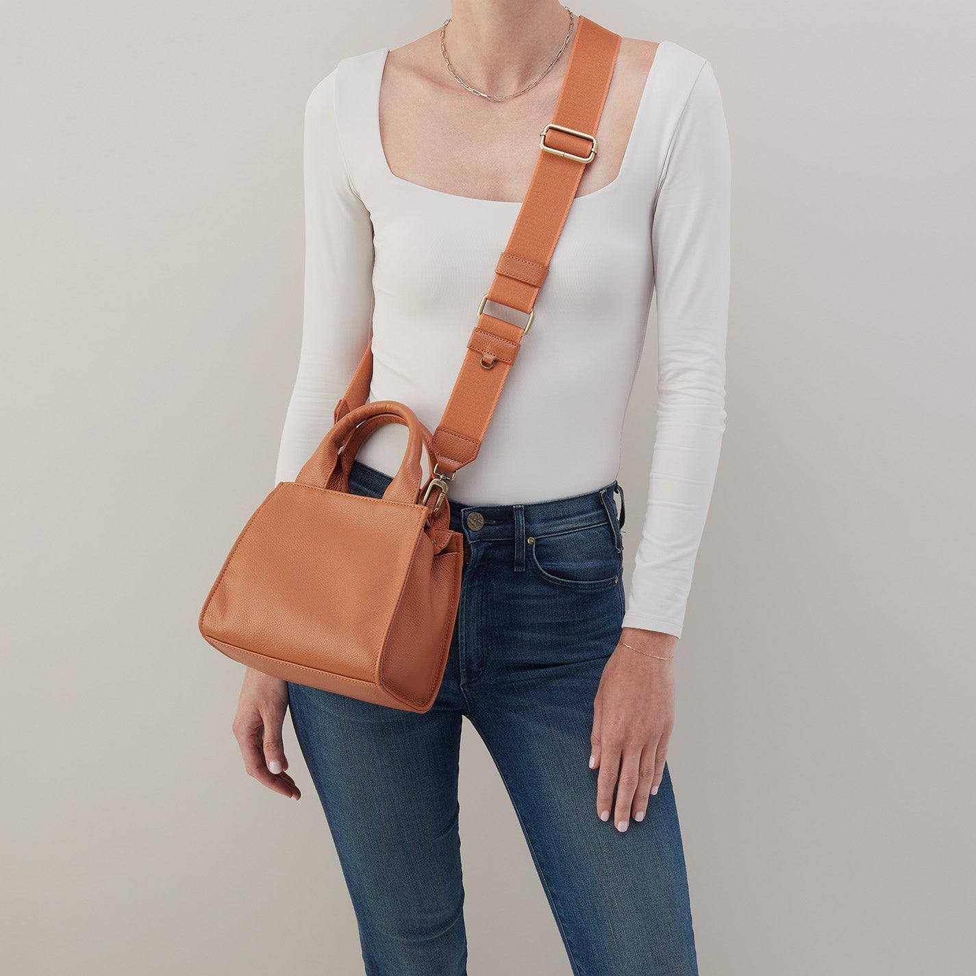 Cass Small Tote In Pebbled Leather – Butterscotch - HOBO