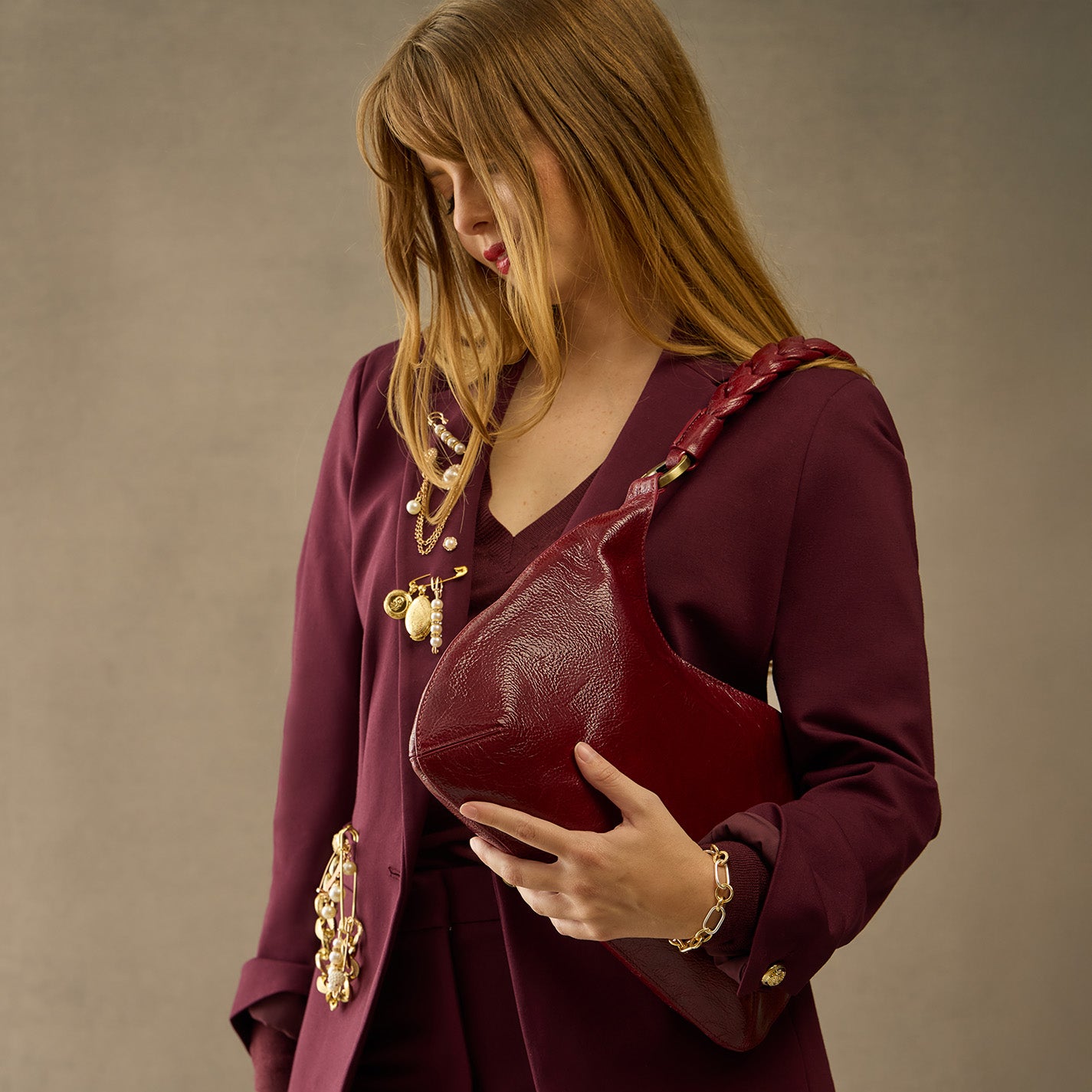Madison Shoulder in Aniline Gloss Leather – Garnet Gloss - HOBO