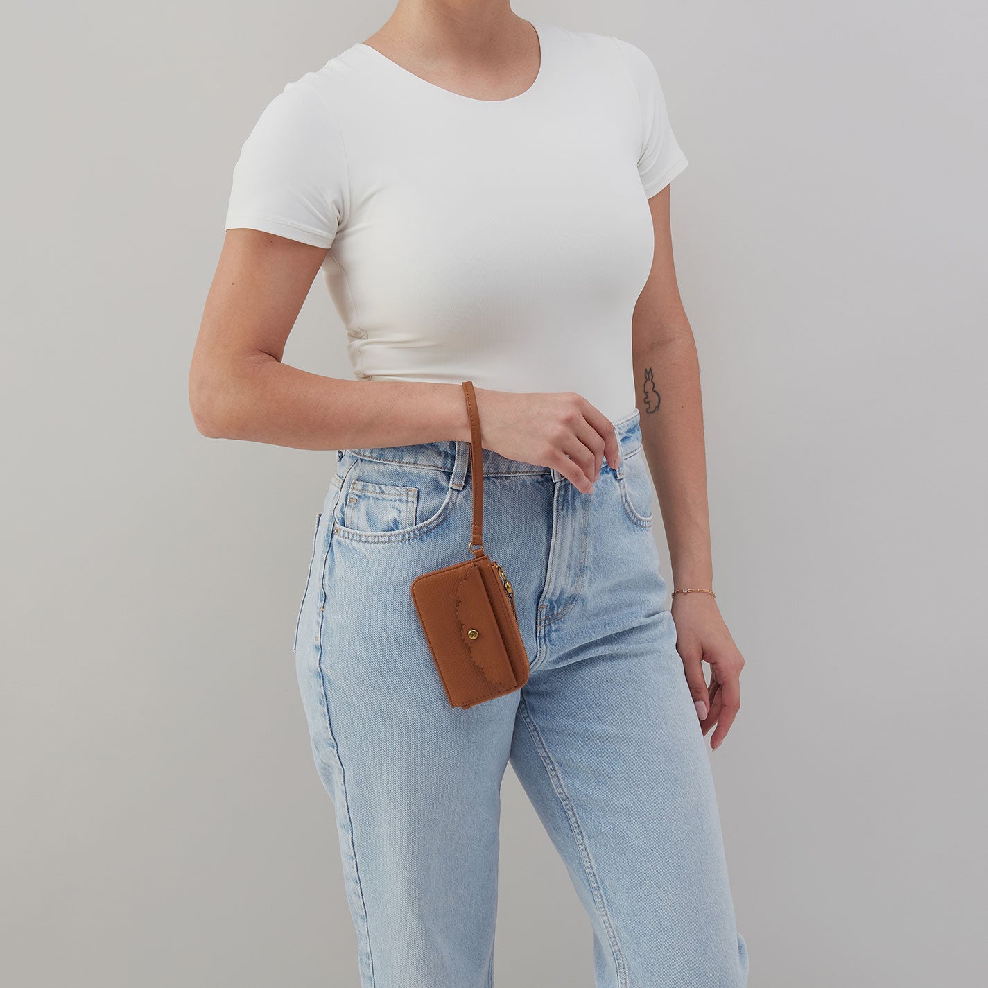 Tabby Card Wristlet In Pebbled Leather – Warm Honey - HOBO