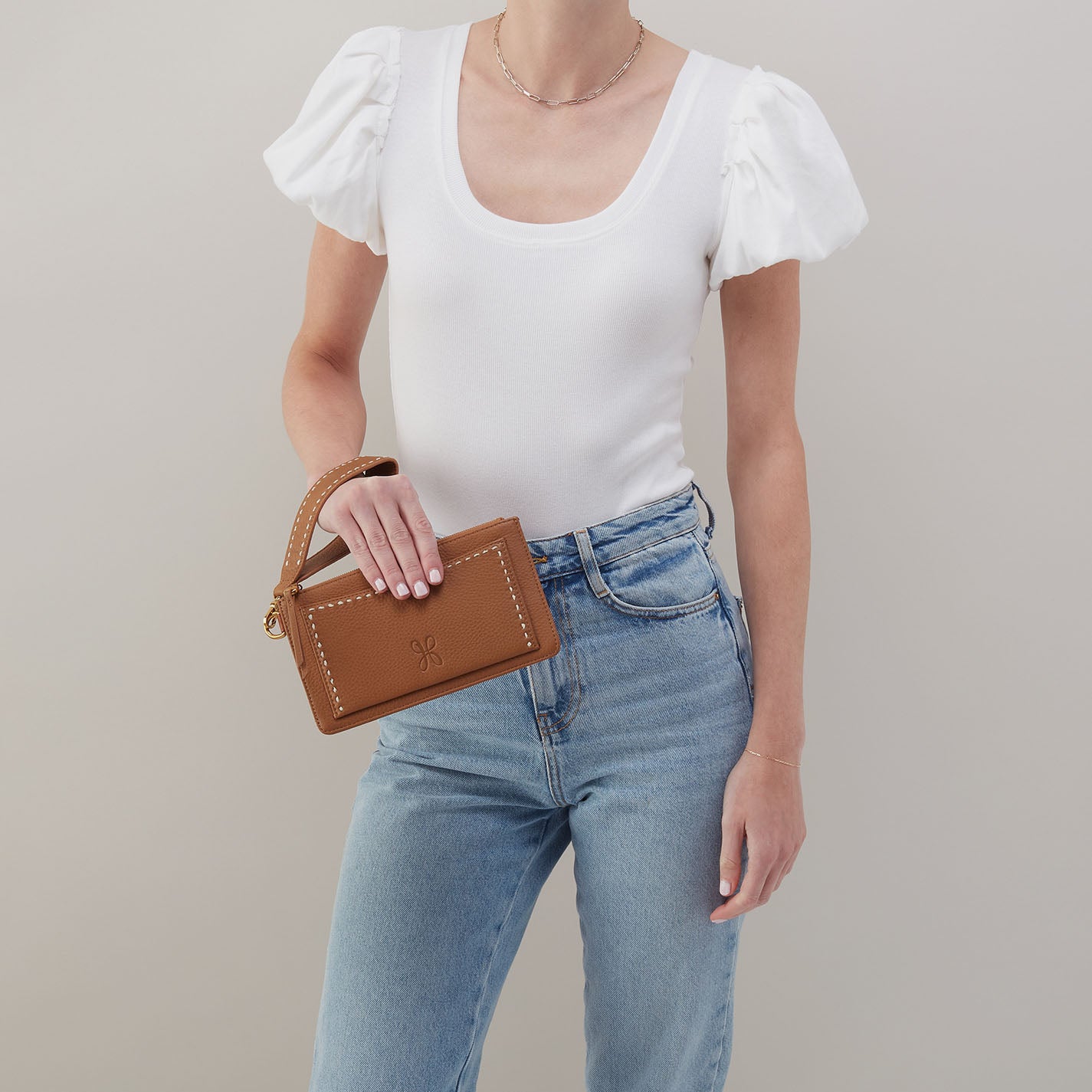 Hart Wristlet In Pebbled Leather – Warm Honey - HOBO