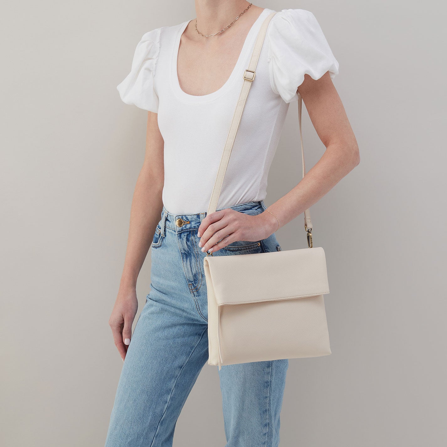 Draft Crossbody In Pebbled Leather – Cream - HOBO