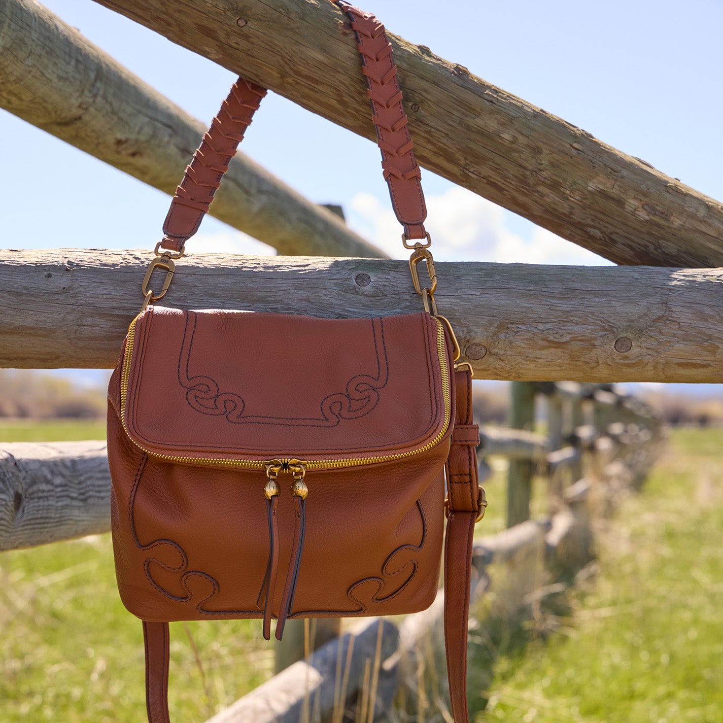 Fernwell Medium Crossbody in Pebbled Leather – Warm Honey - HOBO