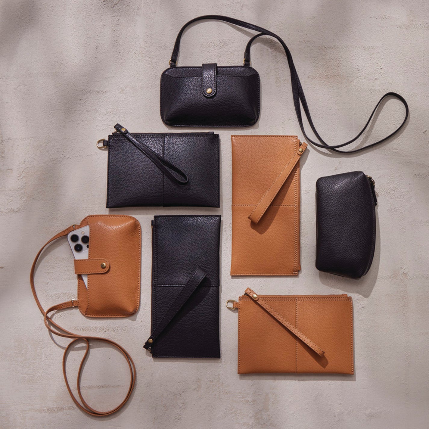 Vida Phone Crossbody in Micro Pebbled Leather – Black - HOBO