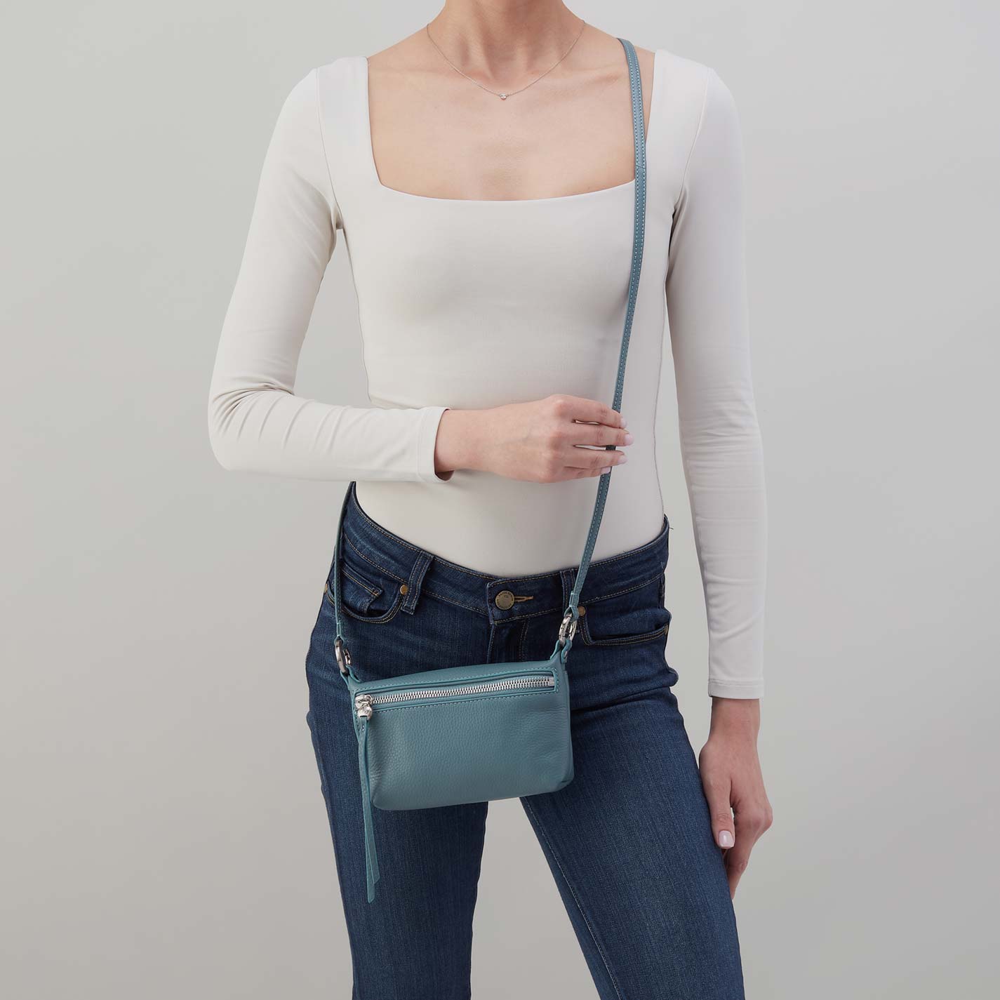 Run About Crossbody in Pebbled Leather – Agave Leaf - HOBO