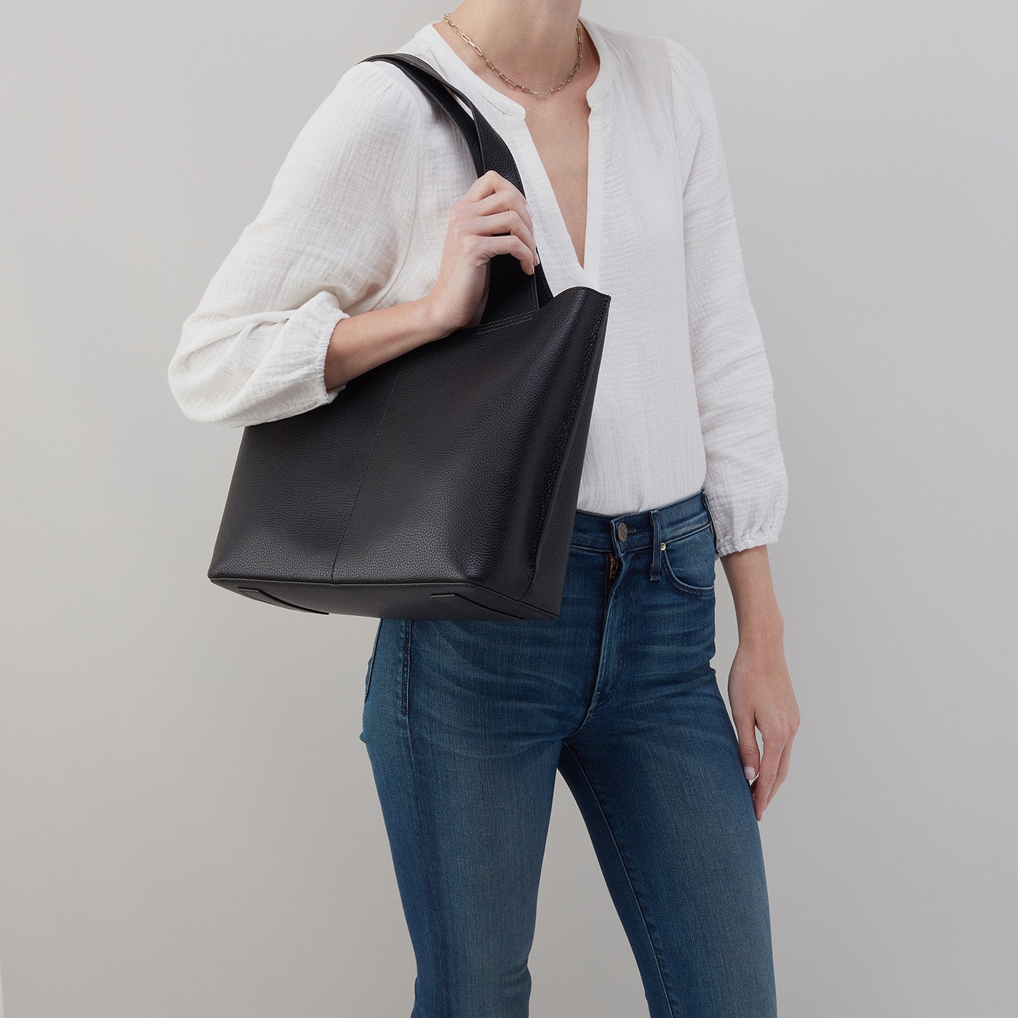 Vida Tote In Micro Pebbled Leather – Chocolate - HOBO