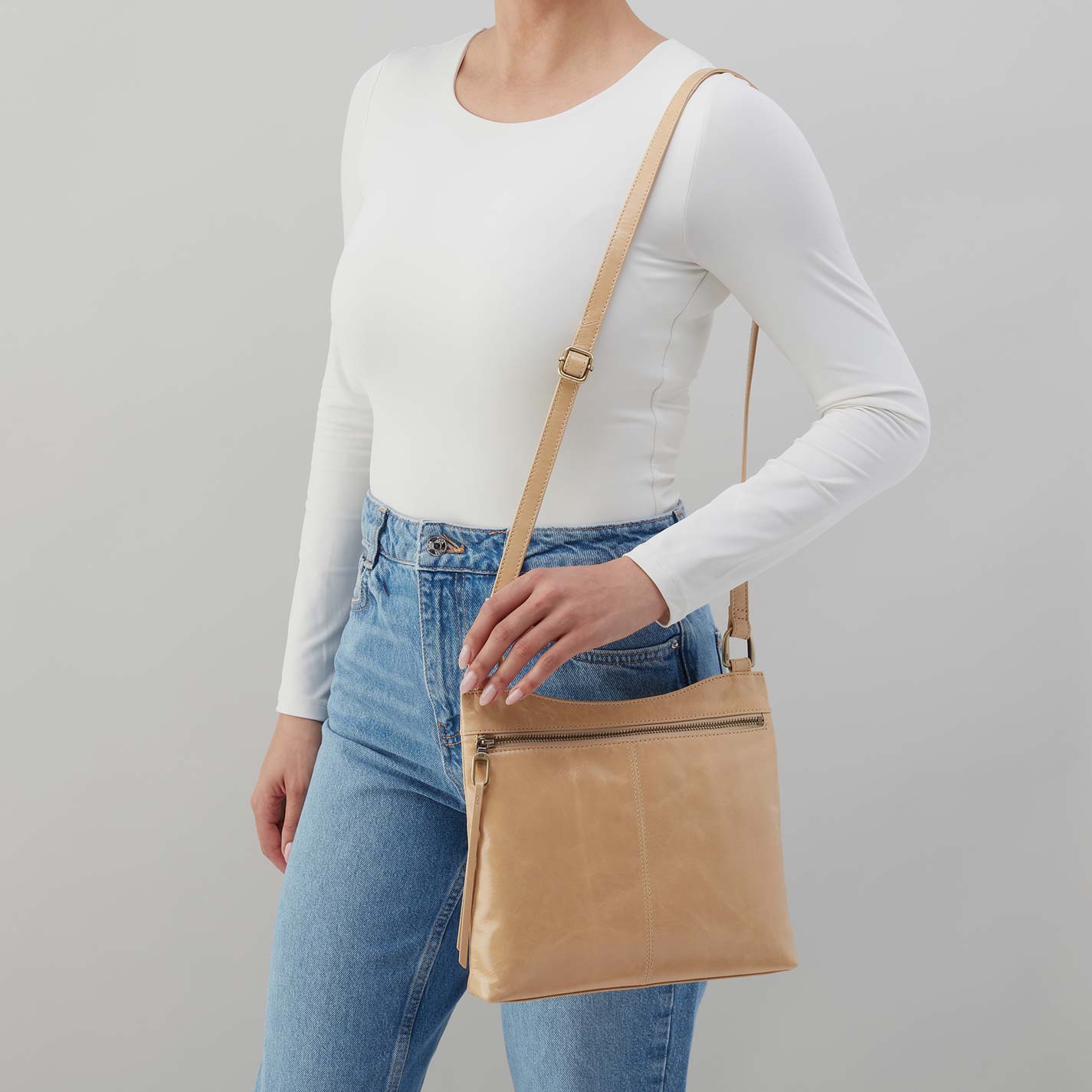 Cambel Crossbody in Polished Leather – Desert Sand - HOBO