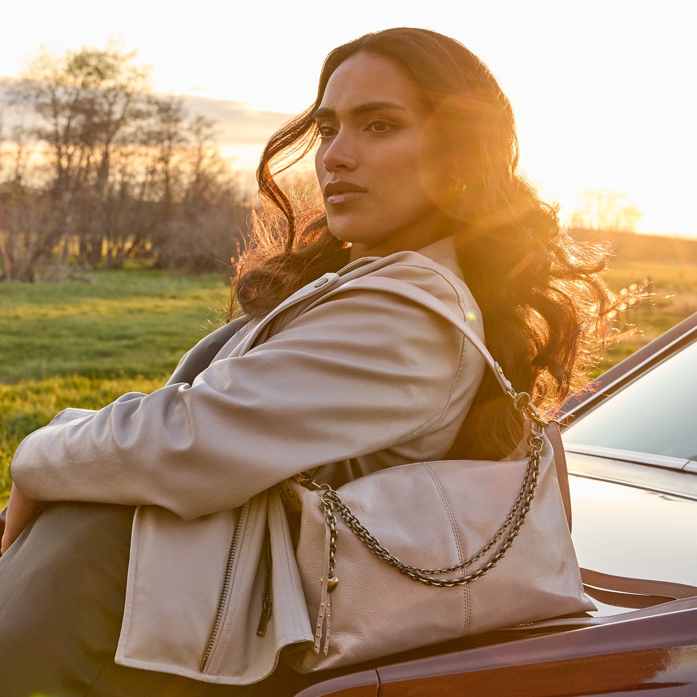Avon Shoulder Bag in Aniline Gloss Leather – Stone Gloss - HOBO
