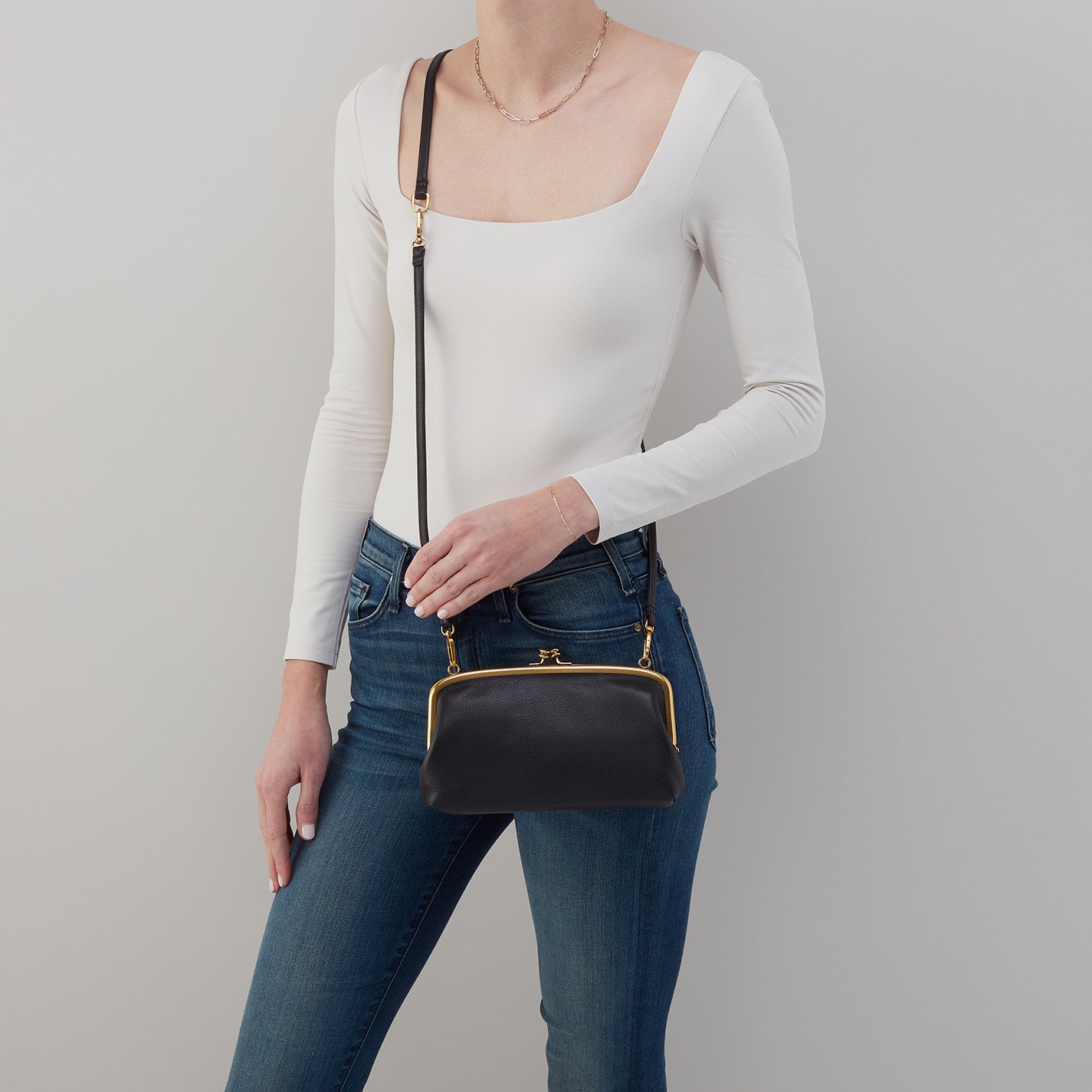 Cora Wallet Crossbody In Pebbled Leather – Black - HOBO