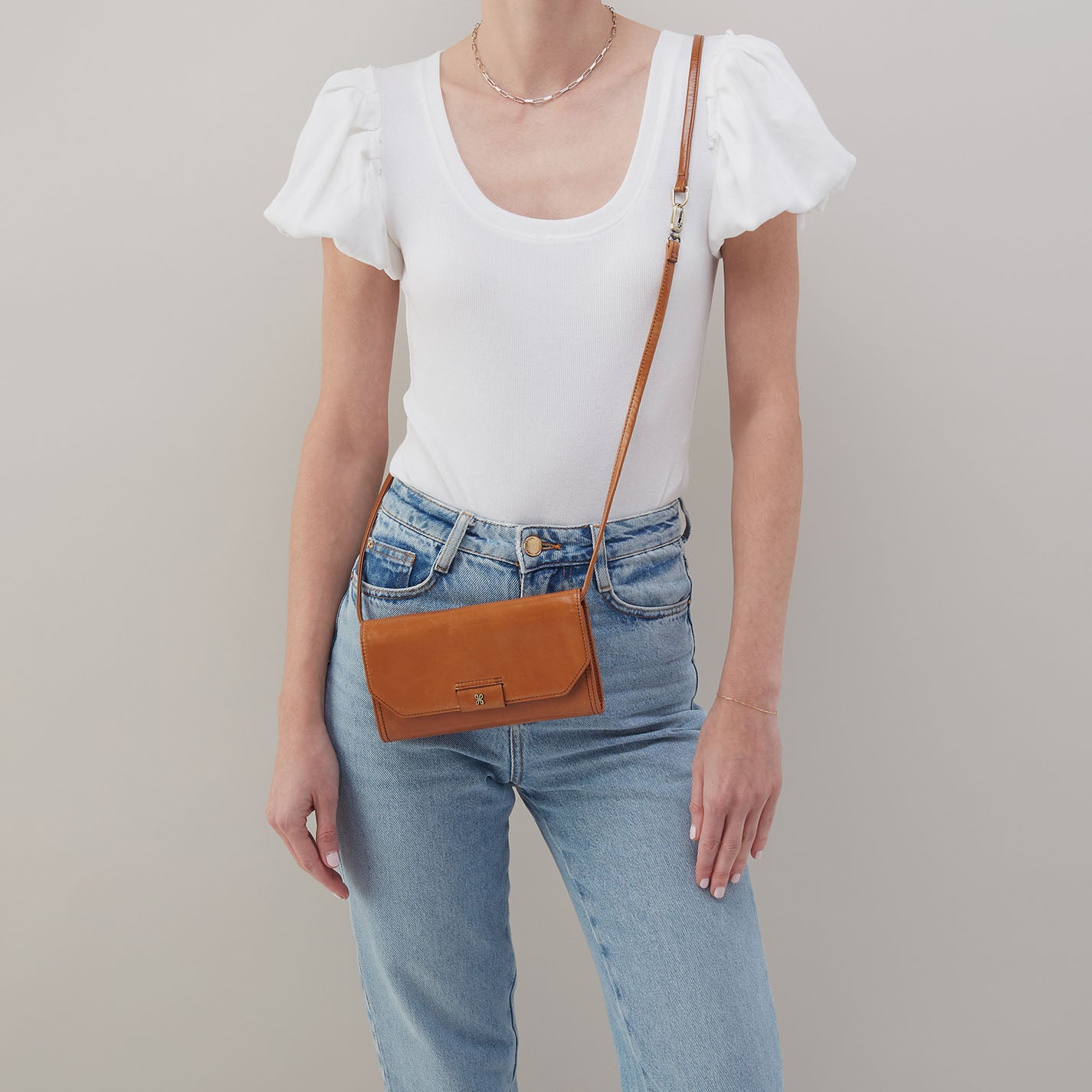 Romy Wallet Crossbody in Polished Leather – Truffle - HOBO