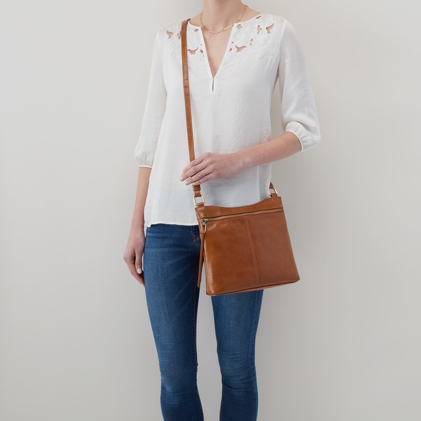 Cambel Crossbody In Polished Leather – Natural - HOBO