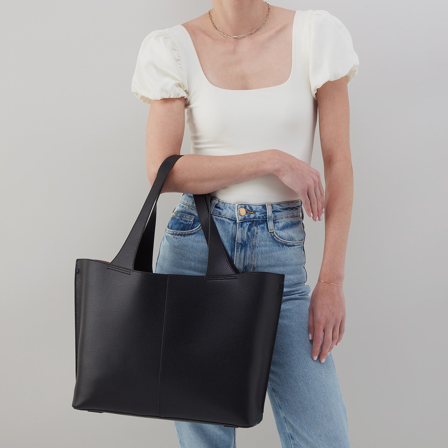 Vida Large Tote in Micro Pebbled Leather – Black - HOBO