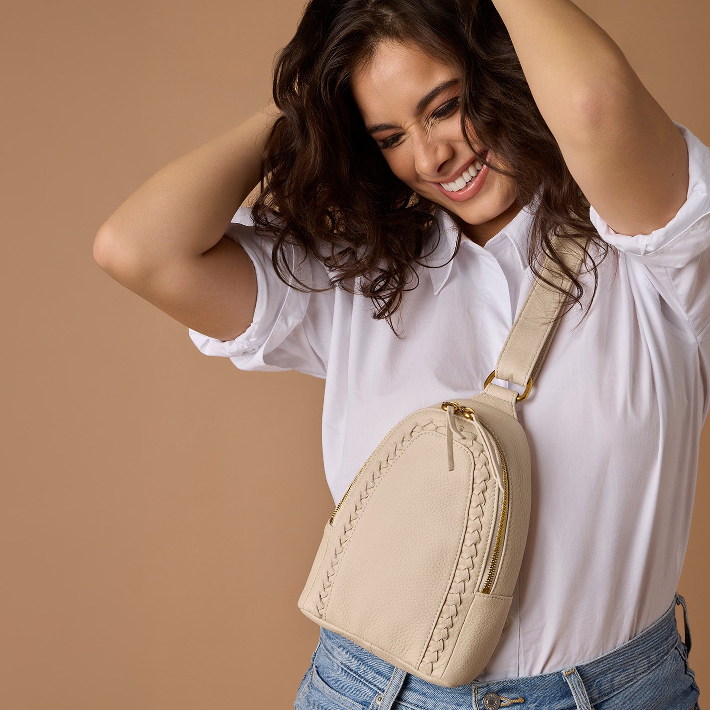 Fern Sling In Pebbled Leather – Birch - HOBO