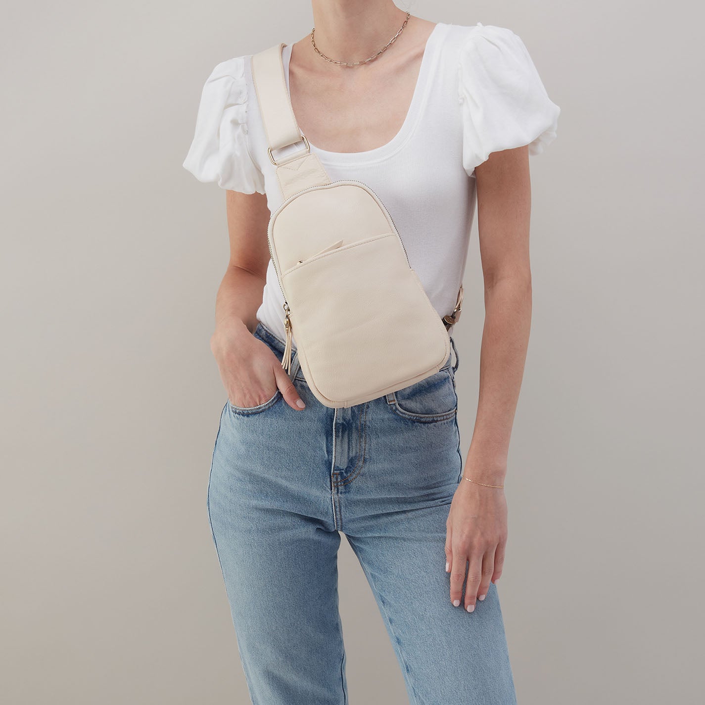 Cass Sling In Pebbled Leather – Cream - HOBO