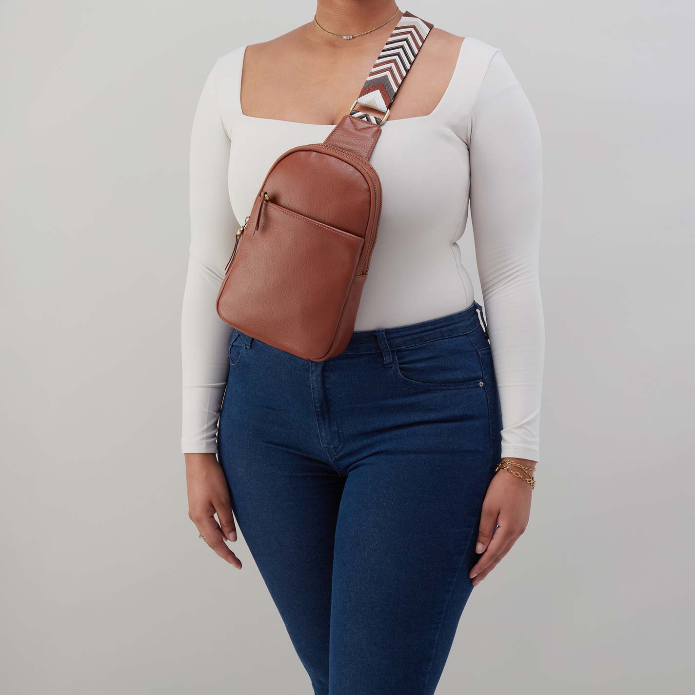 Cass Sling in Pebbled Leather – Bridle Brown - HOBO