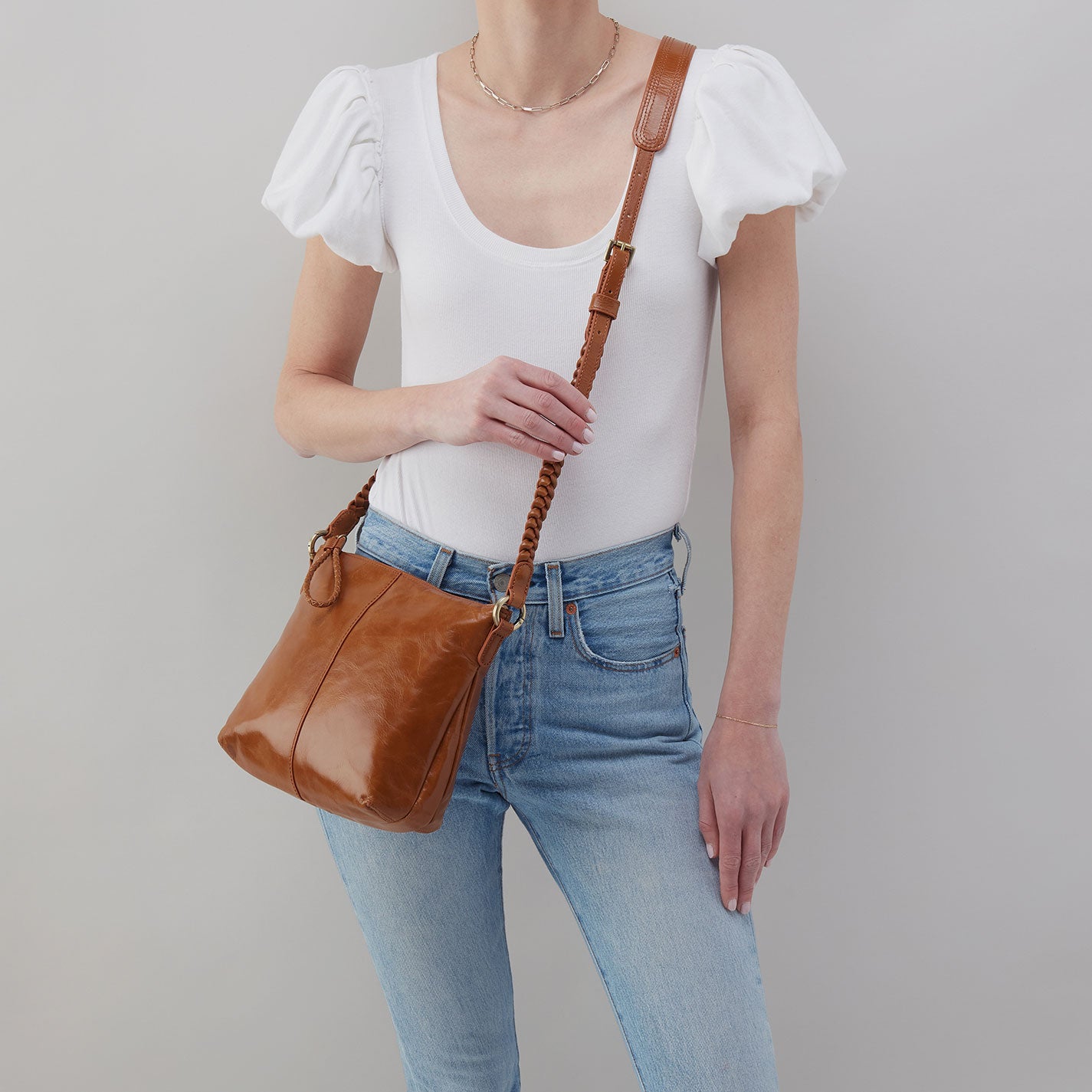 Lasso Medium Crossbody in Polished Leather – Truffle - HOBO