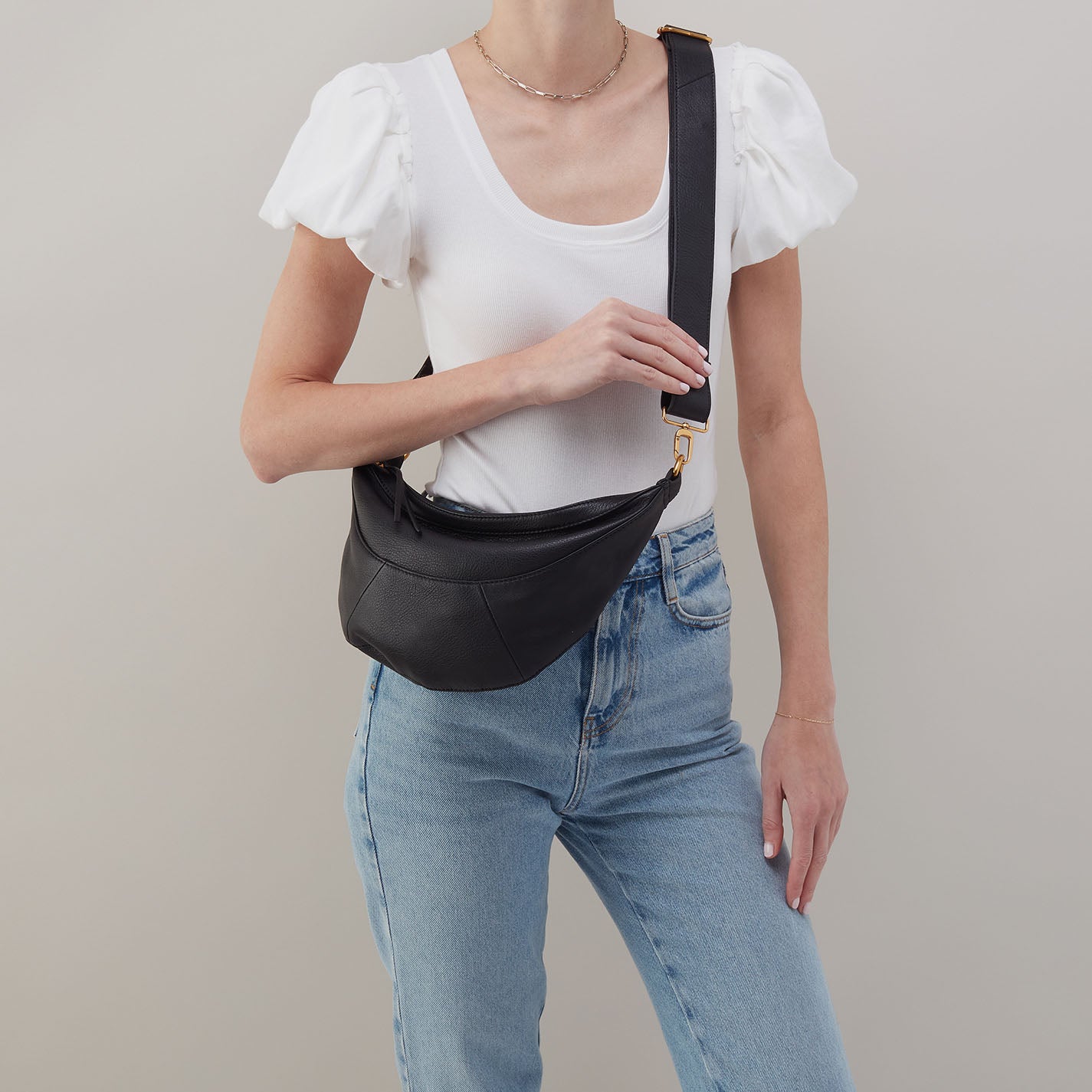 Carmen Sling In Pebbled Leather – Black - HOBO